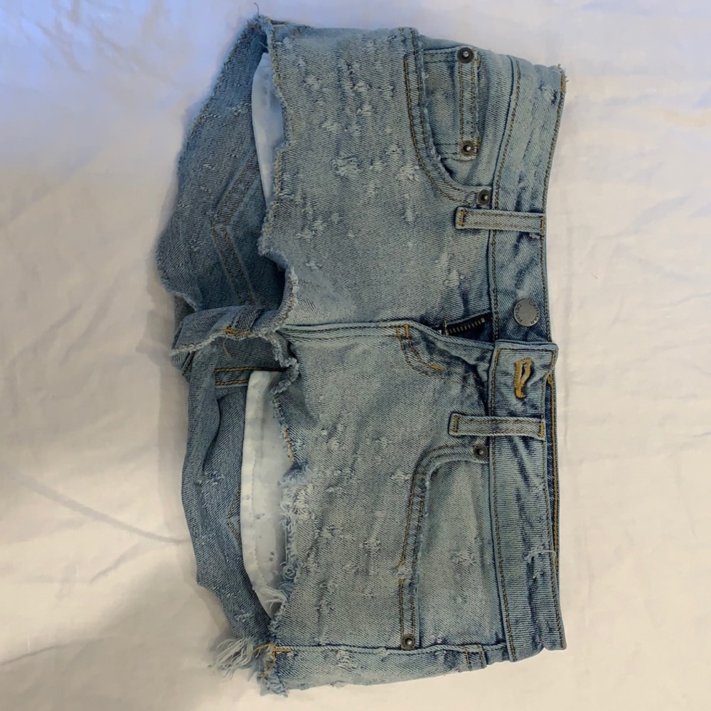 Super cute distressed carmar shorts